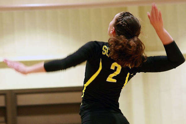 Volleyball Cruises Past Lakers in Three Sets